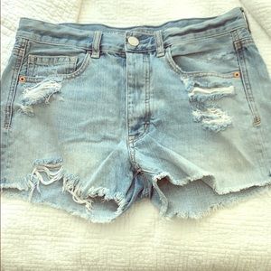 Adorable frayed blue jean shorts! 💙